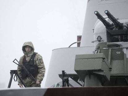 Un soldado ucranio patrulla en el buque 'Dondass' en Mariúpol, en el mar de Azov, el 27 de noviembre.