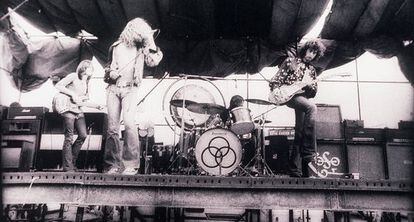 Robert Plant al frente de los legendarios Led Zeppelin en un concierto. 