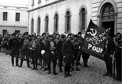 George Orwell, al fondo a la izquierda, entre los milicianos del POUM en el cuartel Lenin de Barcelona.