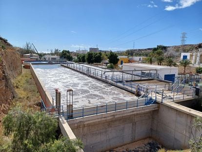 La estación depuradora de Las Burras, en San Bartolomé de Tirajana (Gran Canaria), es una de las diez que opera Canaragua, del grupo Agbar. El archipiélago tiene un déficit hídrico cercano al 35%.