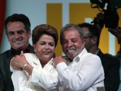 La presidenta reelecta brasile&ntilde;a, Dilma Rousseff, abraza al expresidente Luiz In&aacute;cio Lula da Silva, durante una rueda de prensa el domingo 26 de octubre de 2014, en la sede de su campa&ntilde;a en Brasilia (Brasil) tras ser  reelegida para un segundo mandato de cuatro a&ntilde;os