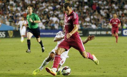 Bale, con la equipación fucsia del Real Madrid frente a la Roma en Dallas.