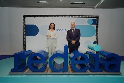 La presidenta de Redeia, Beatriz Corredor, junto al consejero delegado de la firma, Roberto García.