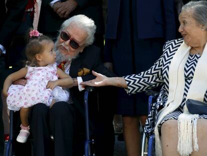 Fernando del Paso con su mujer, Socorro, y su bisnieta, al final de la ceremonia del Premio Cervantes.