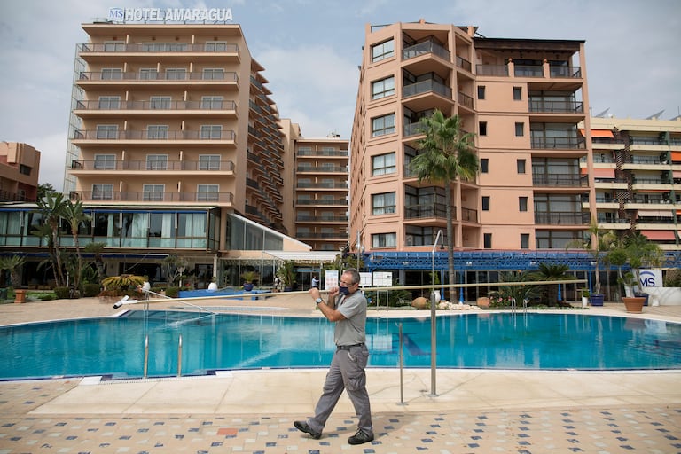 A worker at a Torremolinos hotel closed due to the coronavirus crisis, on September 17.