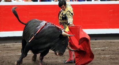 Morante de la Puebla este miércoles en la plaza de Vista Alegre en su tercer toro. 