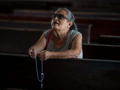 Una creyente reza en la catedral de Managua, el 19 de agosto de 2022, pocos días después del arresto del obispo Rolando Álvarez.