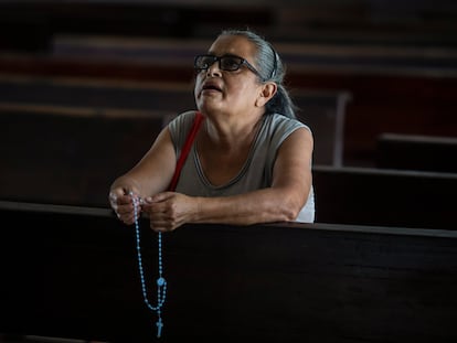 Una creyente reza en la catedral de Managua