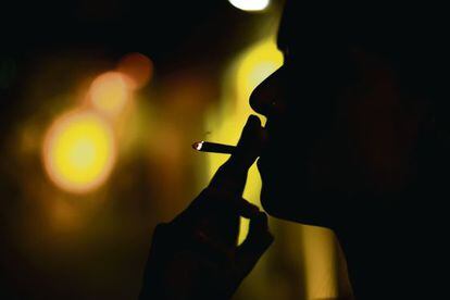Un home fumant un porro.