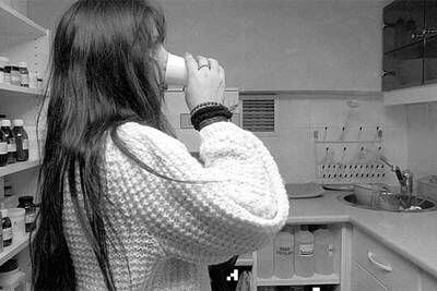 Una joven, en una imagen de archivo,  toma metadona en una farmacia de Bilbao.