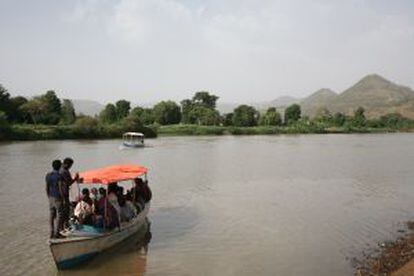 Una barca en cauce del Nilo Azul, camino de las cataratas.