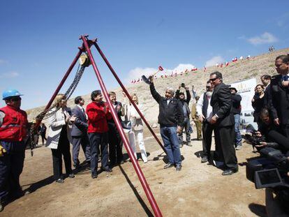 El minero Omar Reygadas levanta una pala durante la colocaci&oacute;n de la primera piedra para la construcci&oacute;n de un monumento a la entrada de la mina San Jos&eacute;.