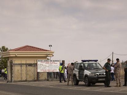 Agentes de la Guardia Civil en la base de Morón, tras una protesta.