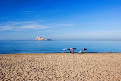 La isla de Benidorm vista desde la playa de la localidad alicantina.