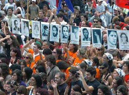 Familiares y amigos de desaparecidos durante la dictadura militar, ayer en Córdoba.