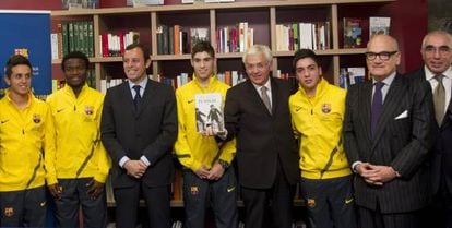 El presidente del Barça y el consejero de Cultura, durante la presentación de la campaña de lectura en la Masia.