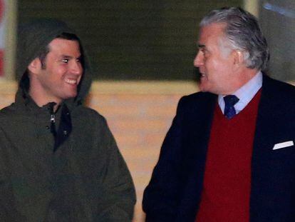 Luis Bárcenas sale de la cárcel de Soto del Real (Madrid) junto a su hijo Guillermo, en enero de 2015.