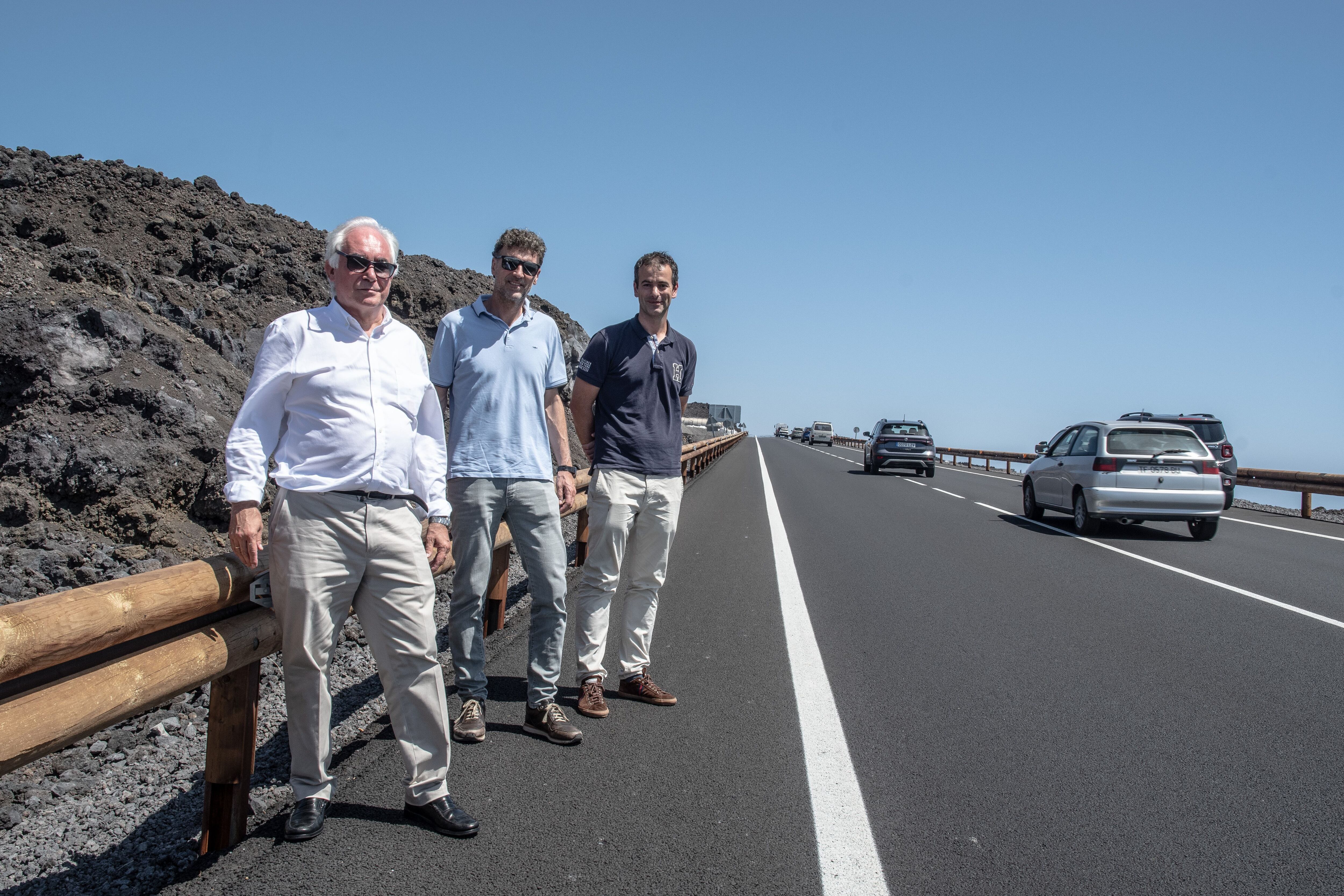 Fernando Hernández; Juan Barios y Rosendo Martínez, sobre el asfalto de la nueva carretera a la costa, en La Palma. 