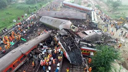 Tareas de rescate en el lugar del accidente.