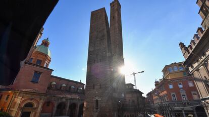 La torre Garisenda, en primer plano, y detrás la torre Asinelli, en Bolonia, el 3 de diciembre.