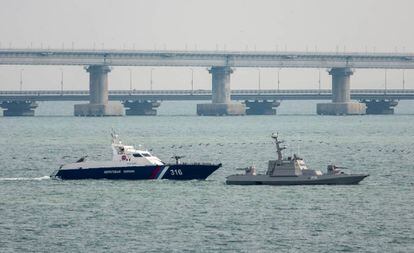 Uno de los barcos ucranios incautados es remolcado por un buque de la Guardia Costera rusa fuera del puerto de Kerch, el domingo en Crimea.