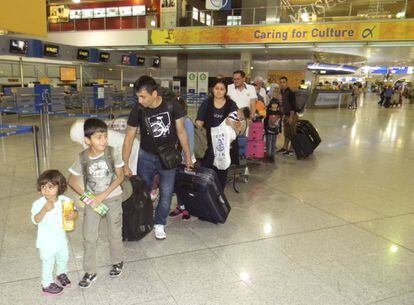 Los refugiados en la cola de facturación del aeropuerto de Atenas, instantes antes de partir hacia Madrid.