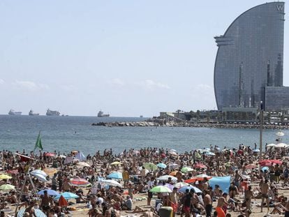 Las playa de la Barceloneta, abarrotada en agosto.