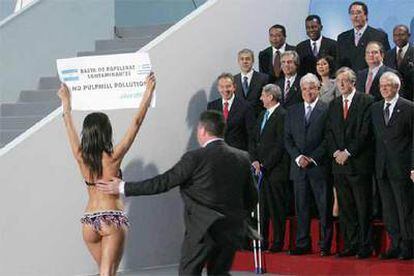 Una pacifista en bikini irrumpe en la foto de familia de la Cumbre UE-Latinoamérica