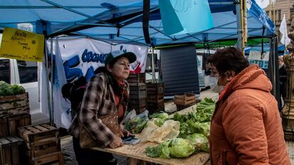 Un comprador asiste a un mercado organizado por la Unión de Trabajadores Económicos Populares, en Argentina.