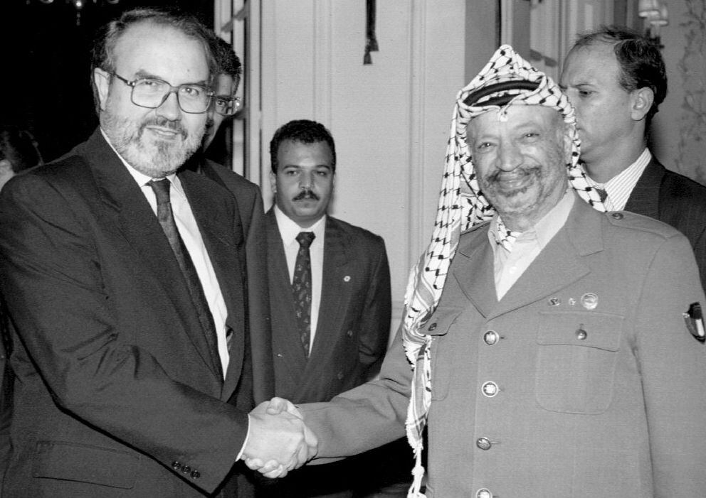 Yasir Arafat estrecha la mano del entonces ministro de Economía español, Pedro Solbes. El líder palestino se encontraba en Madrid para asistir a la asamblea del FMI, el 28 de septiembre de 1994.