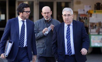 De derecha a izquierda, el exdirector del Valdeluz y el exjefe de estudios, tras salir de los juzgados.