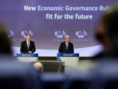 A la izquierda, el vicepresidente de la Comisión Europea, Valdis Dombrovskis, y el comisario de Economía, Paolo Gentiloni.