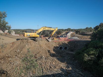 Obras de remodelación de la carretera N-523 en Extremadura, este mes.