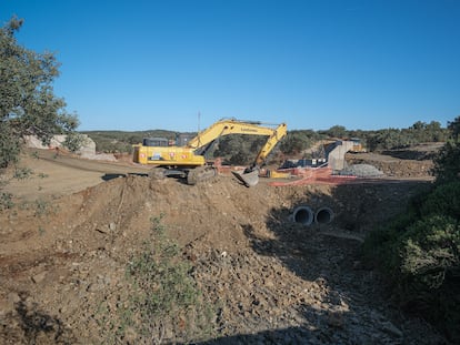 Obras de remodelación de la carretera N-523 en Extremadura, este mes.