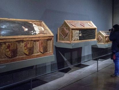 Las tres cajas sepulcrales de Sijena que se expone en el Museo de Lleida.