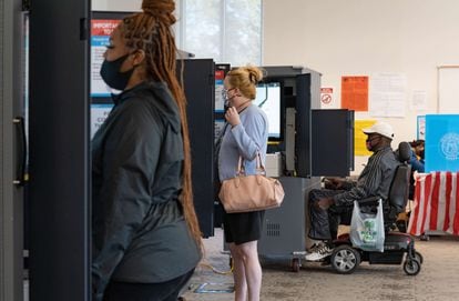 Votantes emiten sus votos en la Bilioteca Metroplitana de Atlanta (Georgia), el 3 de noviembre.
