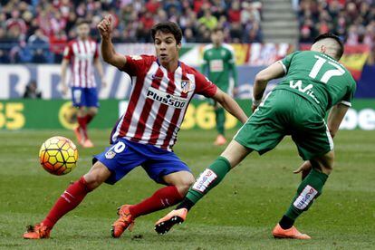 &Oacute;liver trata de zafarse de Juanca en el &uacute;ltimo Atl&eacute;tico-Eibar.