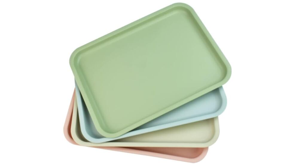 4 bandejas de plástico para servir comida, con un tamaño de 36,5 x 26,5 cm. Antideslizantes y en cuatro colores tonos pastel.