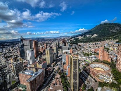 Imagen aérea de Bogotá y las Torres del Parque (Colombia).