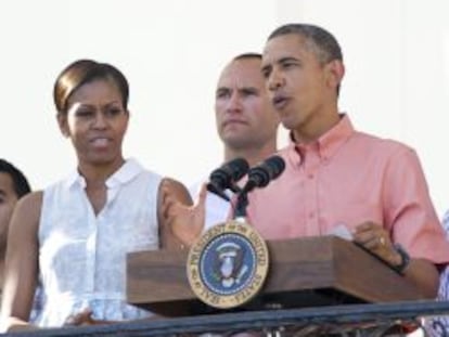 El presidente estadounidense. Barack Obama (d), pronuncia un discurso en compa&ntilde;&iacute;a de la primera dama, Michelle Obama.