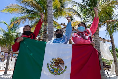 Las mujeres otomíes viajaron desde la Ciudad de México para mostrar su apoyo al EZLN.