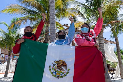 Mujeres otomies viajaron desde Ciudad de México para mostrar su apoyo al EZLN.