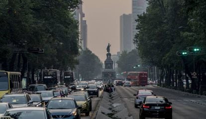 El Paseo de la Reforma, bajo la contaminación de este lunes.