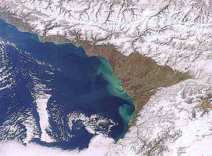 El contraste entre la nieve que cubre las montañas caucásicas y el azul del mar Negro forma una peculiar estela