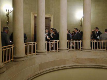 Los periodistas abordan a Ted Cruz en los pasillos del Senado.