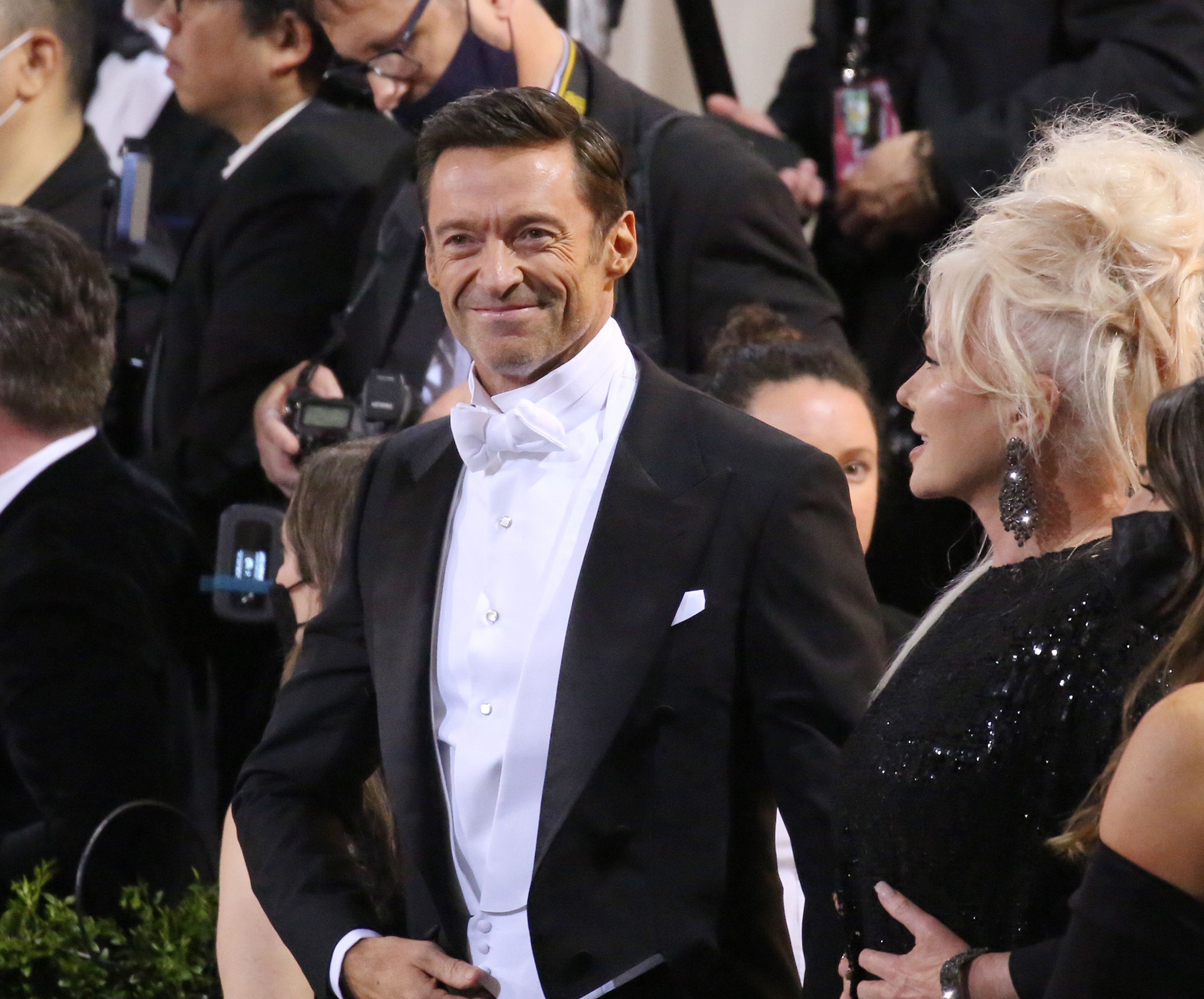 Hugh Jackman (acompañado de su esposa Deborra-Lee Furness) en la gala del Metropolitan Museum 2022.