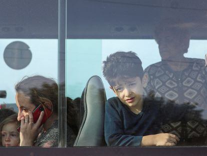 Evacuados de Nagorno Karabaj en un autobús en un control policial en la localidad armenia de Kornidzor, este domingo.