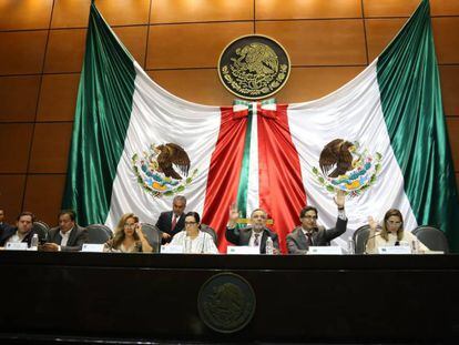 Los legisladores mexicanos discuten la Ley de Austeridad Republicana.