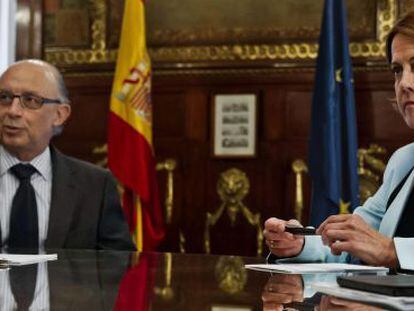 El ministro de Hacienda, Crist&oacute;bal Montoro, y la presidenta de Navarra, Yolanda Barcina.