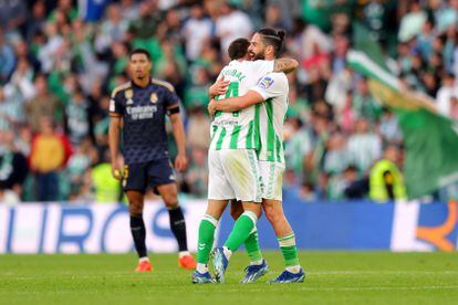 Ruibal e Isco se abrazan después del gol del primero al Real Madrid.